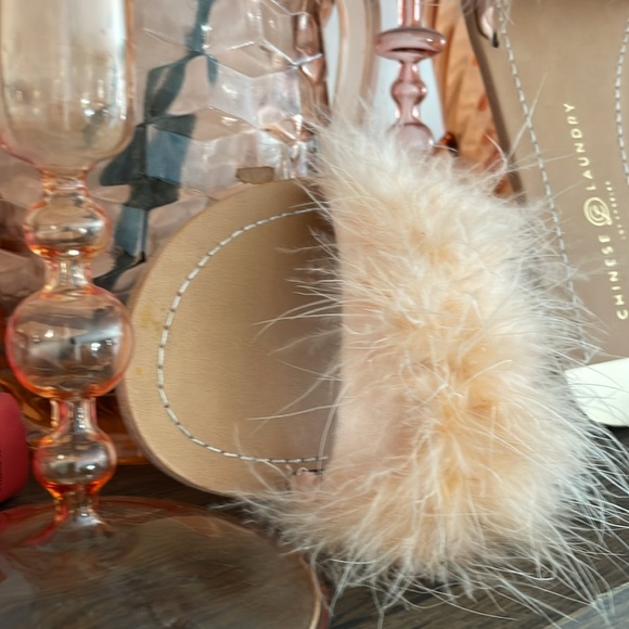 CHINESE LAUNDRY pink faux feather ZOEY MARAB SANDAL gold detail heel Sz 8.5 - Picture 5 of 14
